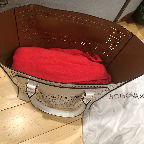 **NEW** AUTHENTIC WHITE BCBG HANDBAG. - Picture 8 of 8